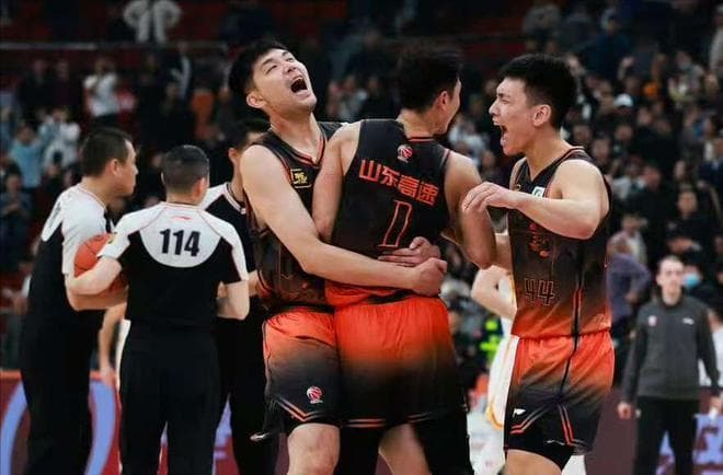 CBA最新战况：上海从倒数第一到15连胜，广东5连胜重返前八