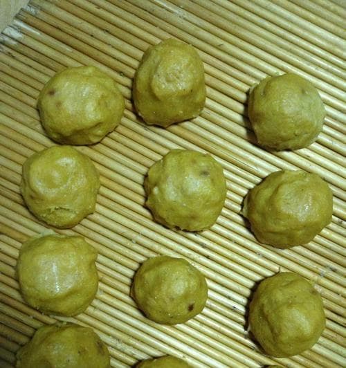 用小米面制作口感绵软的窝窝头（如何制作口感绵软的小米窝窝头）