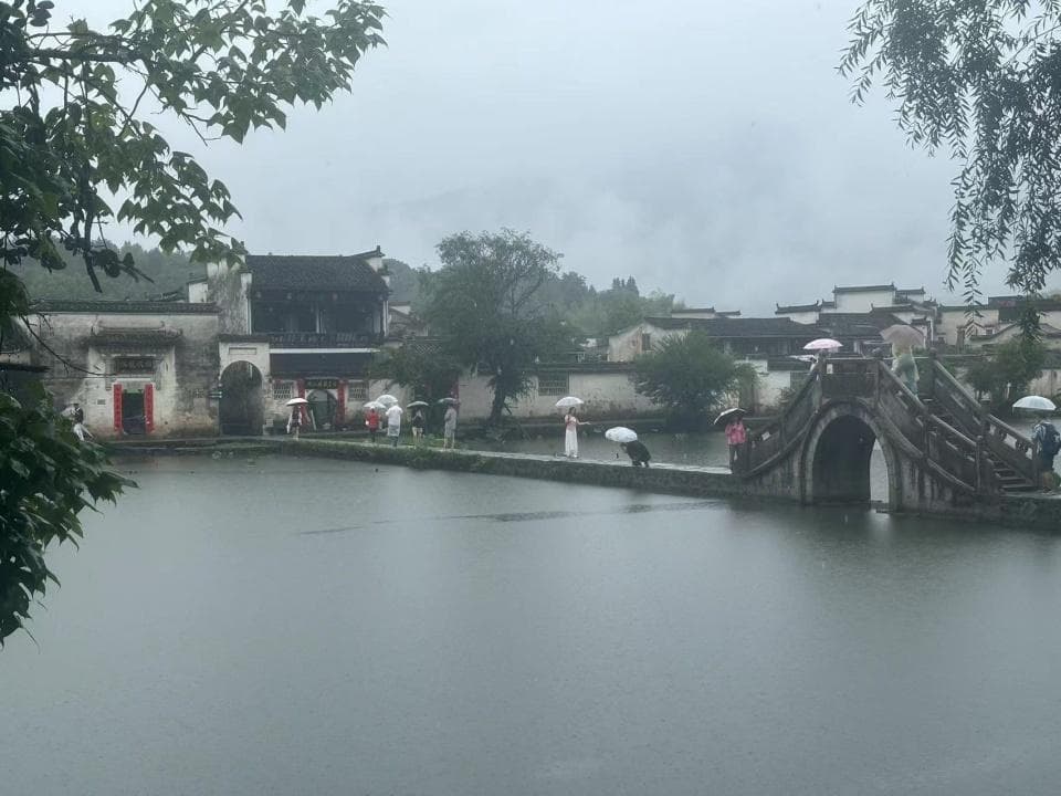 探访暴雨后黄山宏村：得益古人牛形排水布局和后世管理维护