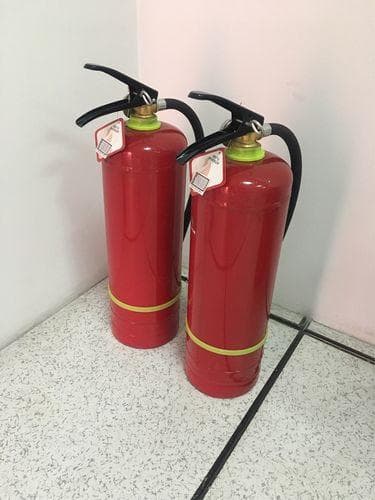 服务器数据机房火灾时应使用哪种灭火器？