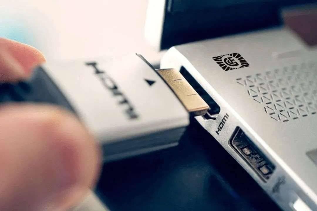 使用HDBaseT传输器时，对网线类型和规格有哪些要求？