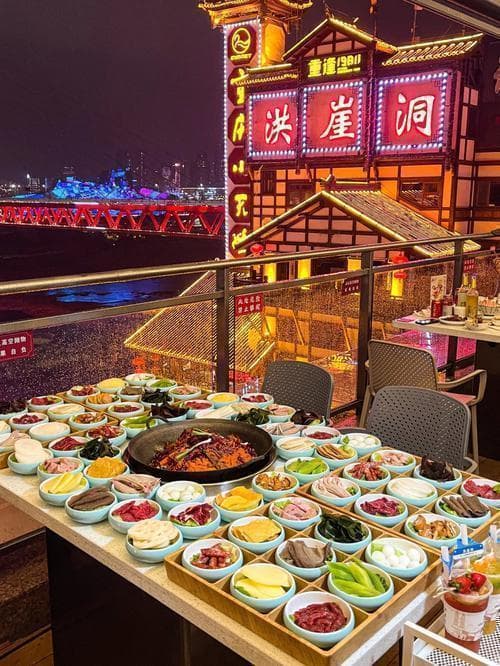重庆洪崖洞美食攻略：必吃的炒菜和小吃推荐
