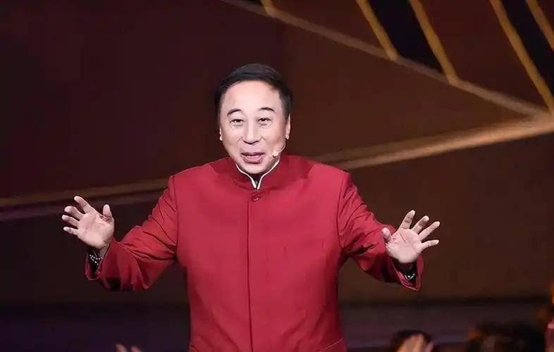 冯巩：春晚舞台上的常青树，用笑声记录时代变迁