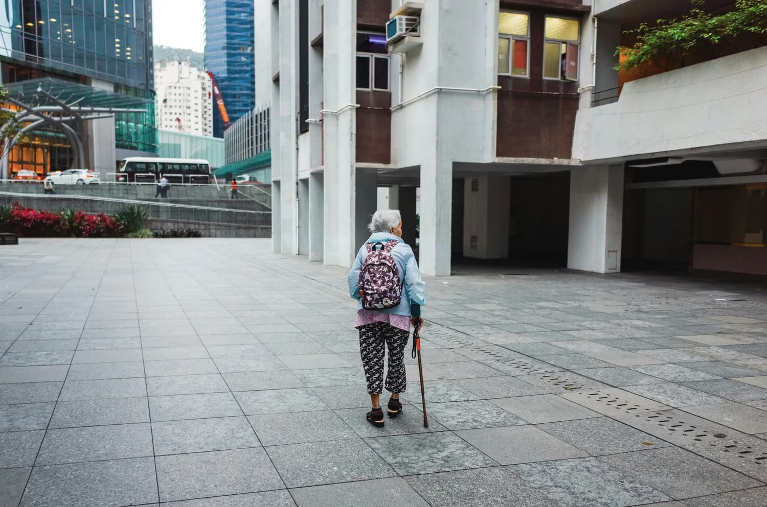 社区助力：老年人如何申请困难补助？