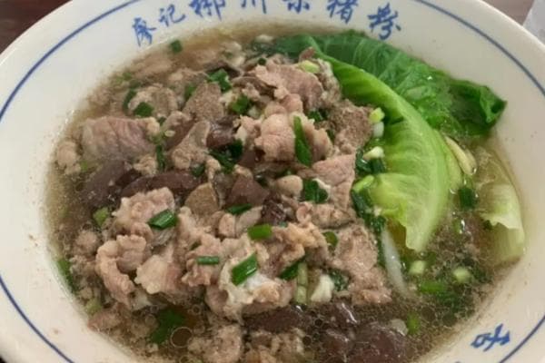 杀猪粉，独特的口感和浓郁的地域特色，吸引了无数食客前来品尝