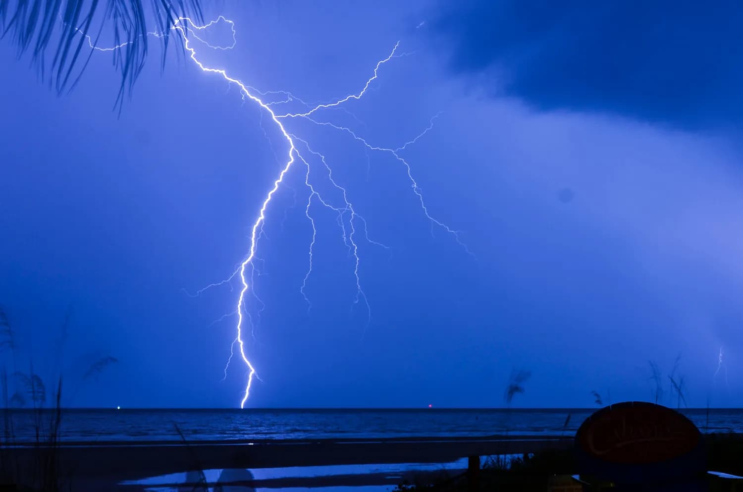 广西北海雷电暴雨致1死2伤，这些避险要点请牢记