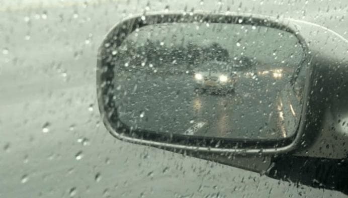 下雨天车窗和后视镜布满小雨珠？这些实用方法帮你轻松应对
