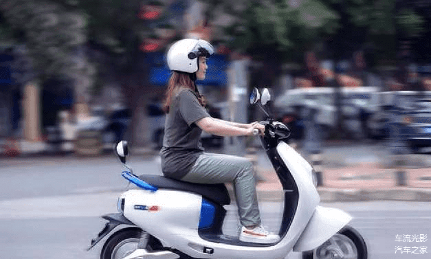 新国标电动车，装“脚蹬”踏板就安全？老百姓：让专家先试一下