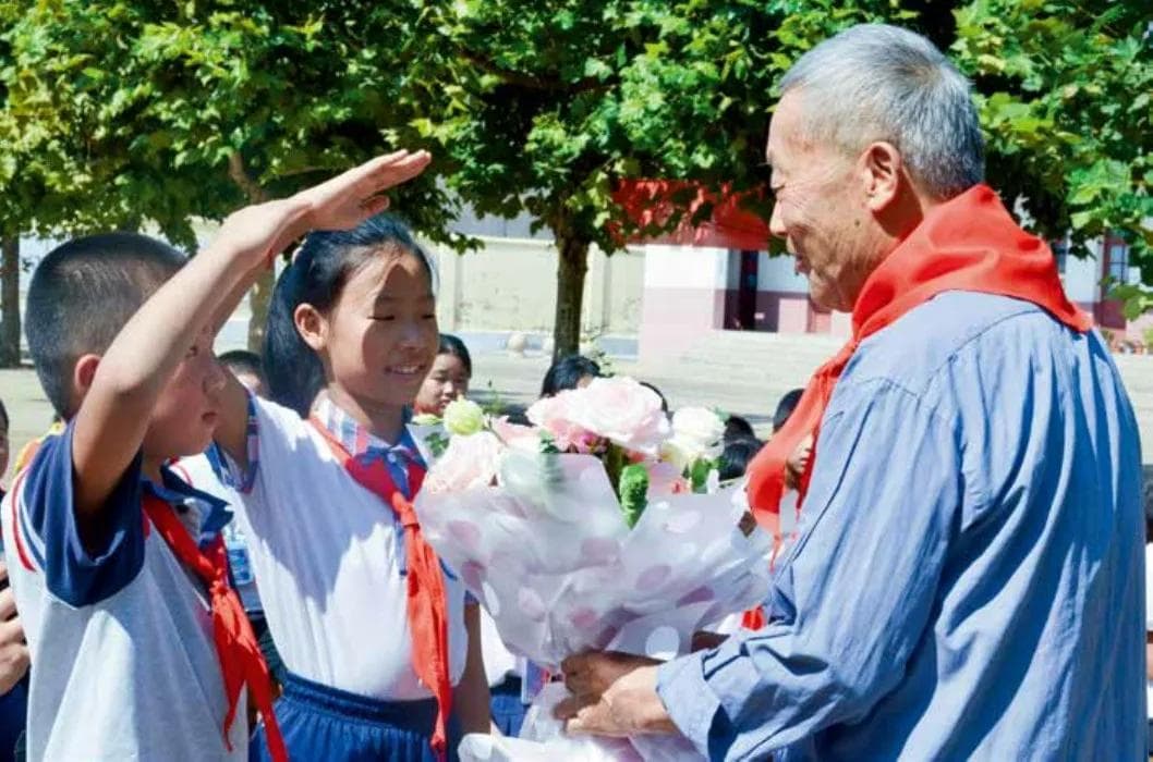 李振华，山里娃的“布鞋校长”