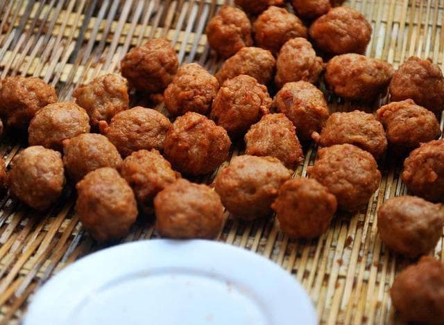 干炸肉丸子，掌握好调馅方法，记住4点窍门，肉丸外酥里嫩不发硬