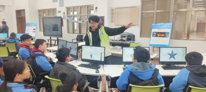 上海七千多名初中生参加职业体验，感受了解新能源汽车等16个职业