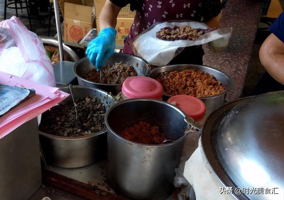 糯米饭团制作方法和配方摆摊（老奶奶摆摊卖老式早餐）