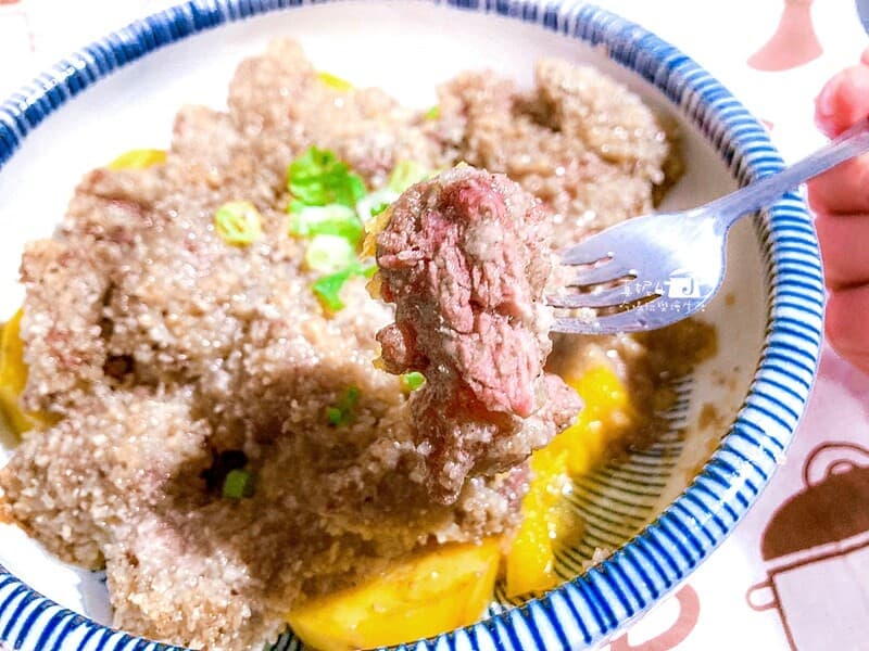 粉蒸梅花肉，用電鍋蒸免顧火省時間