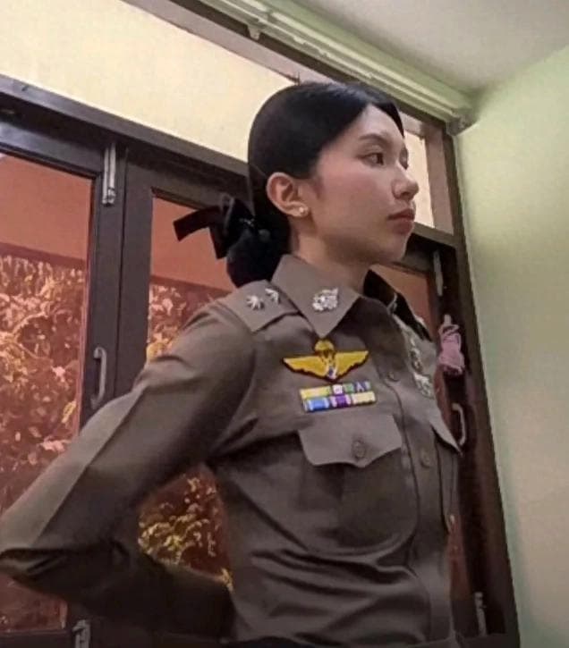 泰国警服成"身材杀手"：帅气有余，实用不足