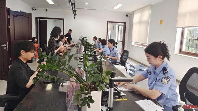 “一次都不跑”！成都换补出入境证件可“全程网办”