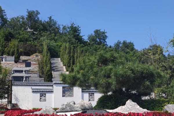 沈阳墓地文化转型：从传统庄重到现代艺术融合