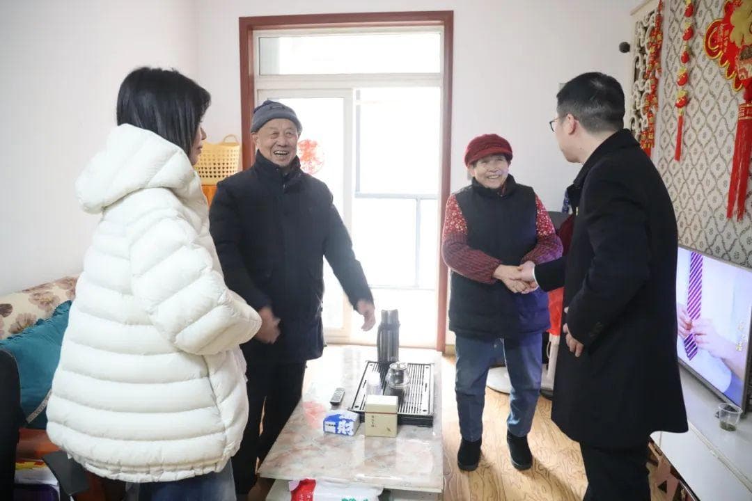 东湖高新区法院暖心走访，关怀困难党员群众