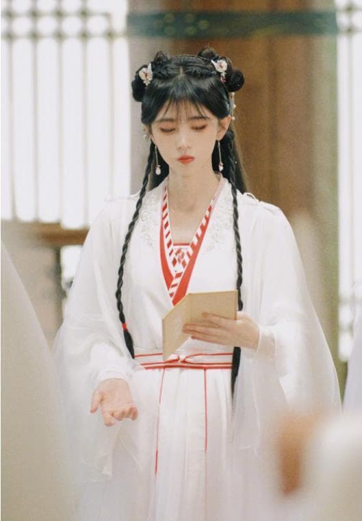鞠婧祎新剧《花戎》开机，挑战仙侠剧女主展现演艺新突破