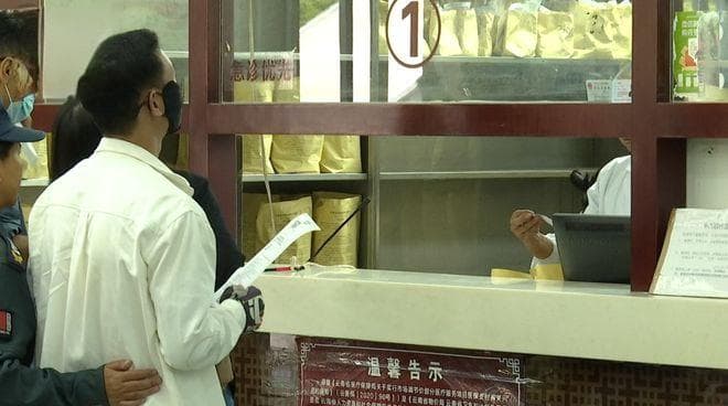 小腿酸胀别乱用"刺血"！老人土法治疗险截肢，医生紧急提醒