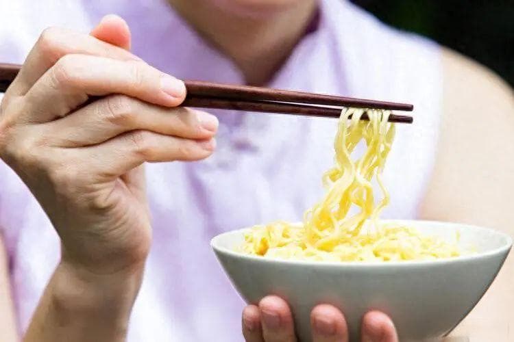52岁男子每次吃面都放醋，半年后体检，医生叹息：平时吃的啥？