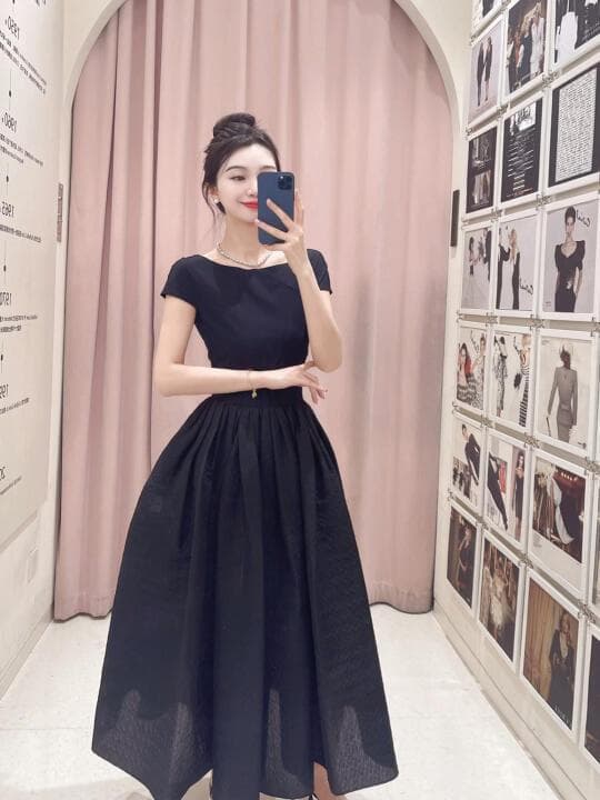 赫本小黑裙：经典冬季时髦感的完美演绎