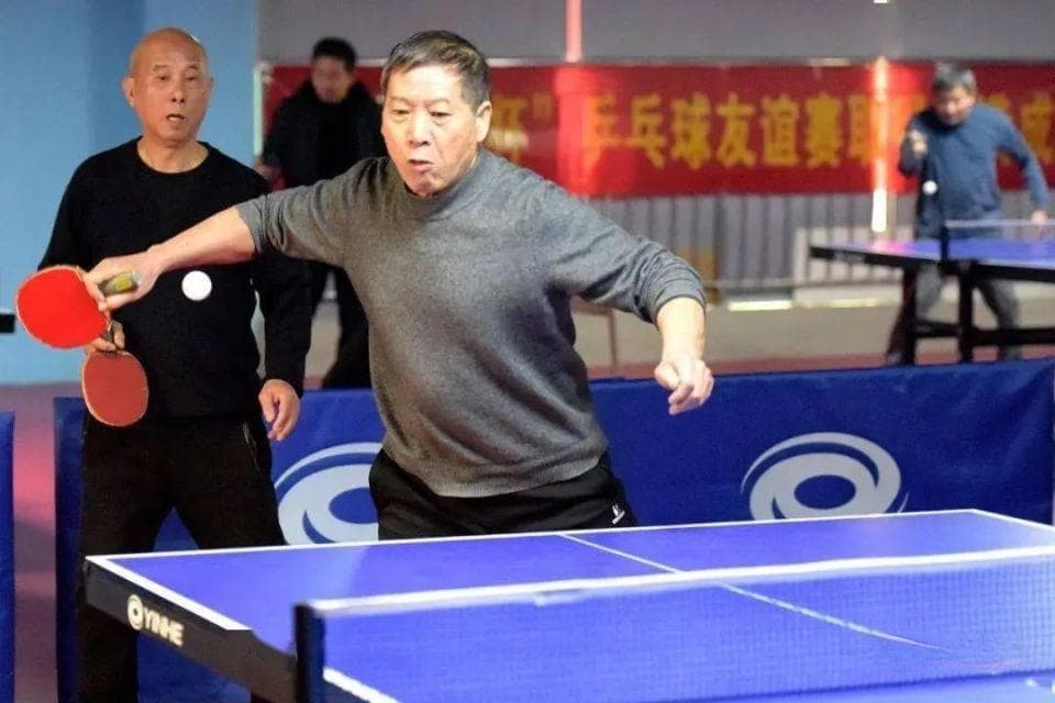 人到中年45至59岁身体健康最重要，打乒乓球需要注意这些事情