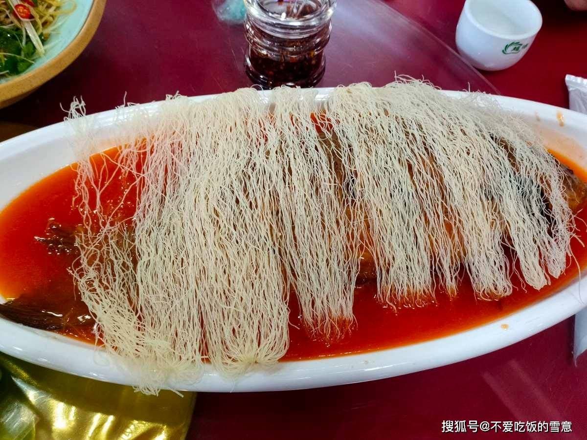 鲤鱼焙面：河南传统名菜中的美味与文化的完美结合