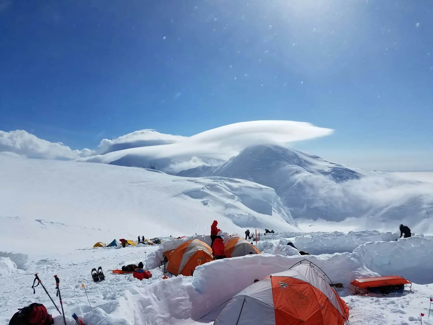 珠峰地震后的反思：极端气候下的生死考验