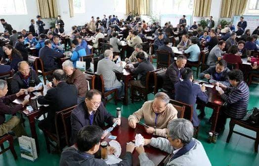 “掼蛋”游戏走红引发社会争议：娱乐还是颓废？