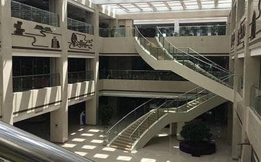 业主监理与施工单位之间存在怎样的关系