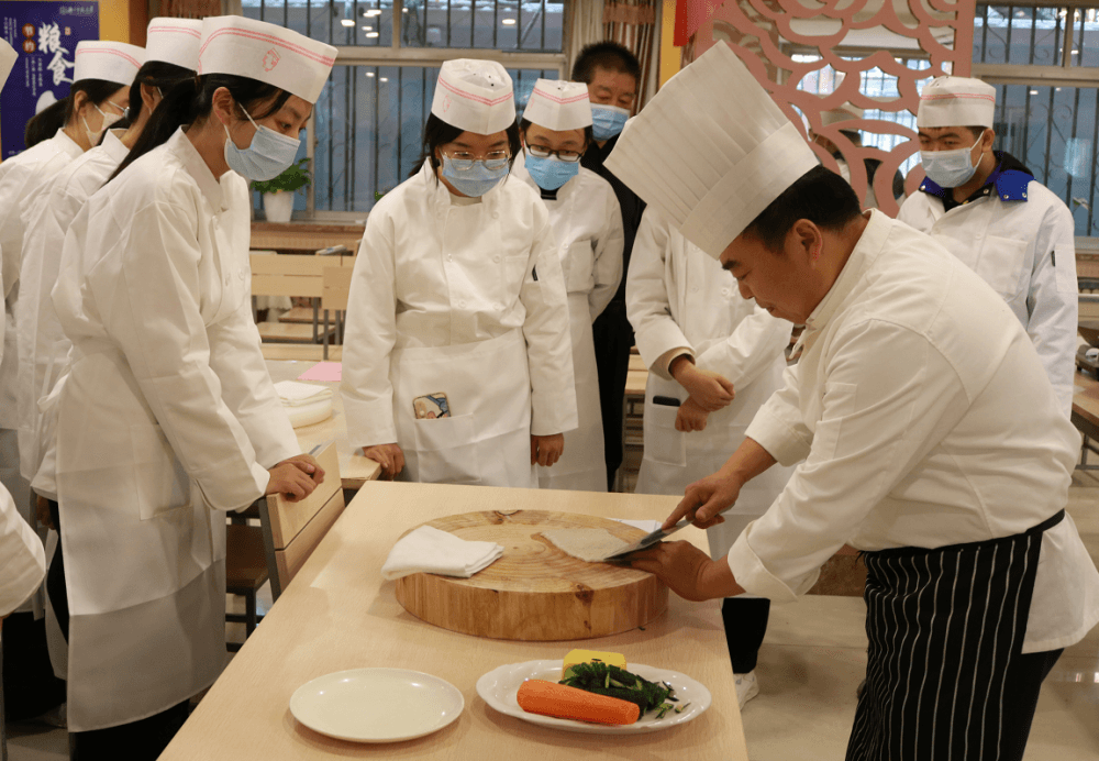 洗菜做饭、种植花草、修剪头发，大学生劳动课补习生活技能