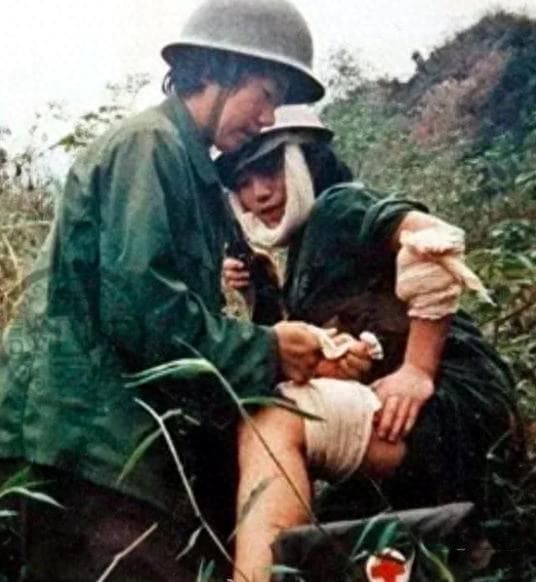 1986年，这位女兵身上取出8块弹片，荣立二等功