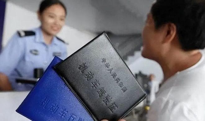 驾照到期来不及换怎么办？交警：可申请“延期换证”，需注意4点
