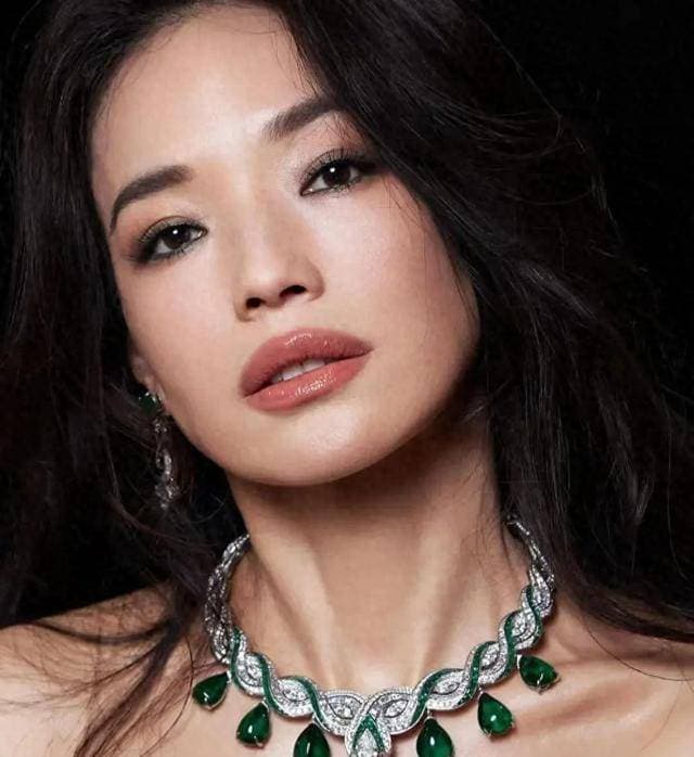 瞪眼咬腮，逆向化妆，舒淇这组自毁式丑照，打了多少顶流爱豆的脸