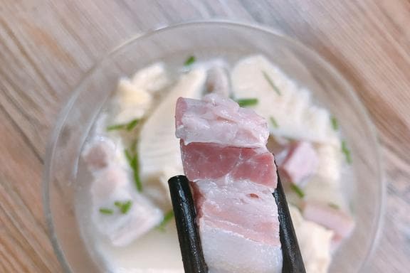 江南春天的美味腌笃鲜，家常做法食材简单，喝一口鲜掉眉毛