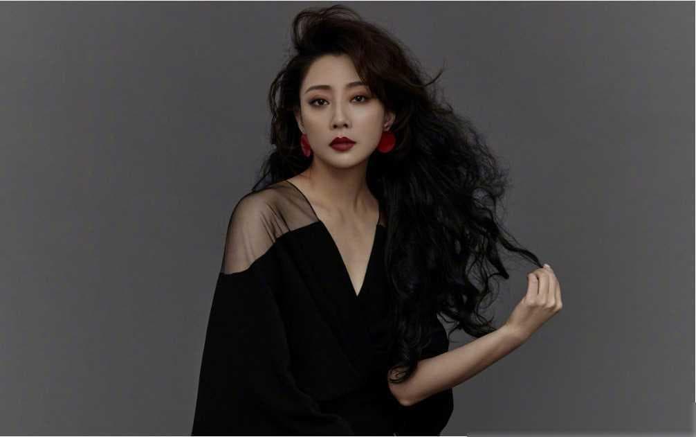 殷桃新剧双线开花，演绎都市女性的坚韧与优雅