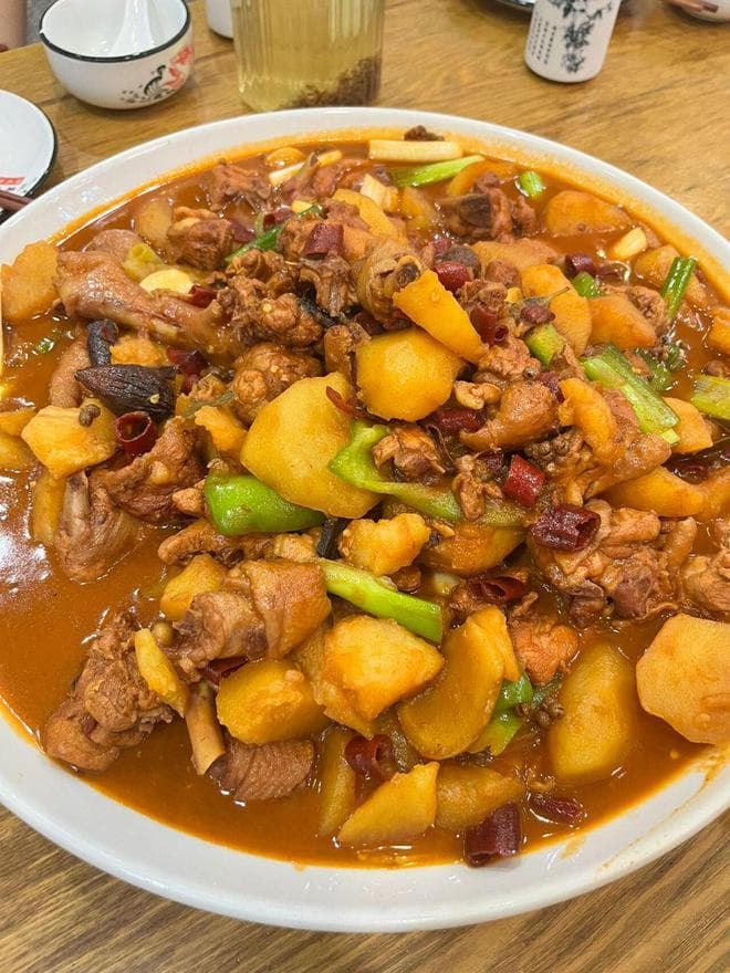 大盘鸡：新疆美食瑰宝，文化情感桥梁