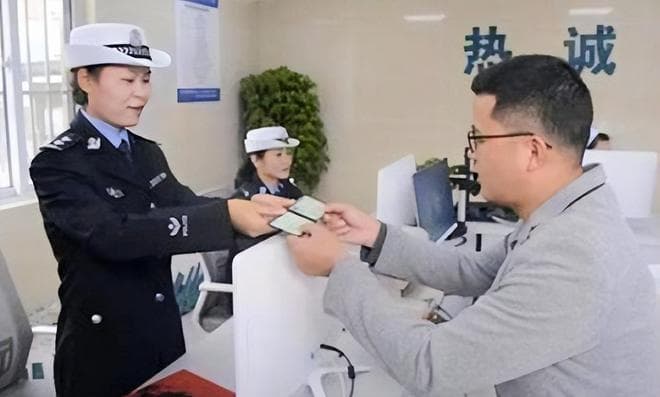 驾驶证可以提前多久换证？交警：更换驾照注意这4点，避免被注销