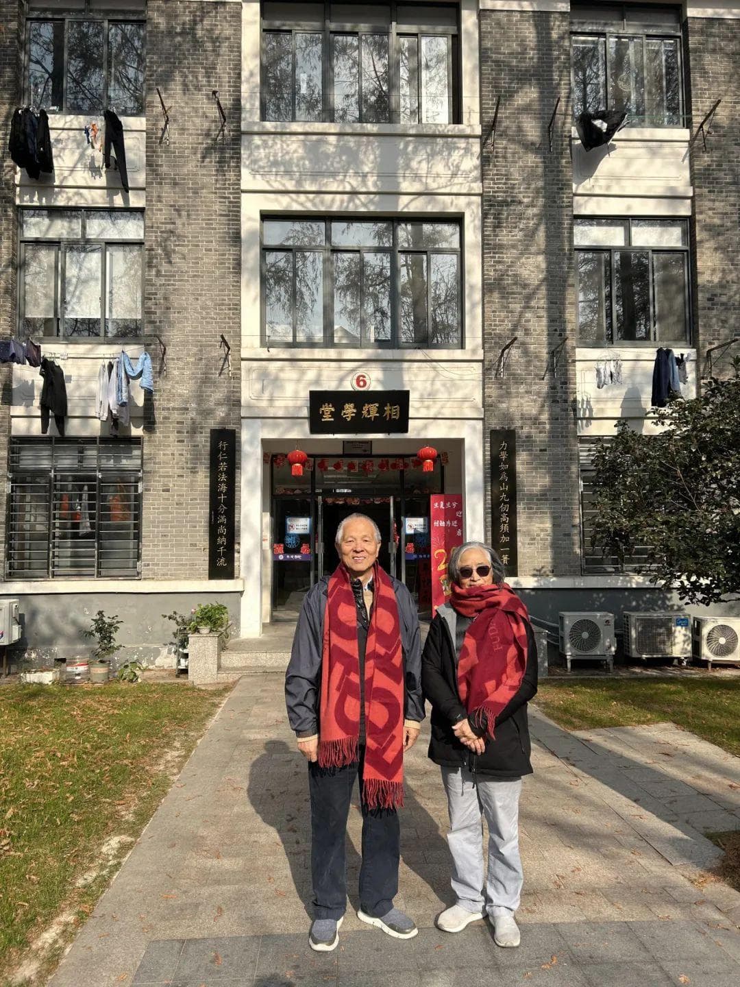 坐地铁回母校，然后捐了1个亿，他们收到40万字感谢信