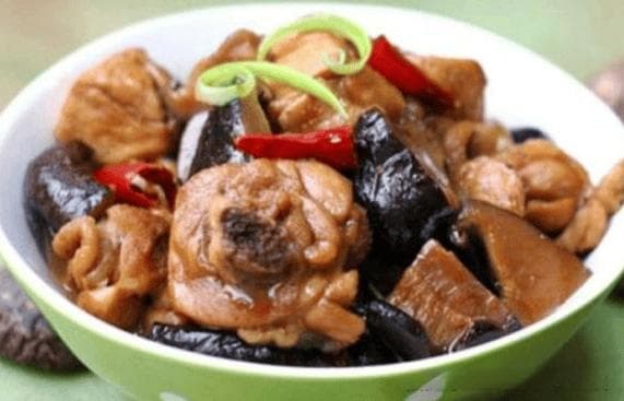 香菇烧鸡这样做最好吃：食材选购与烹饪技巧详解