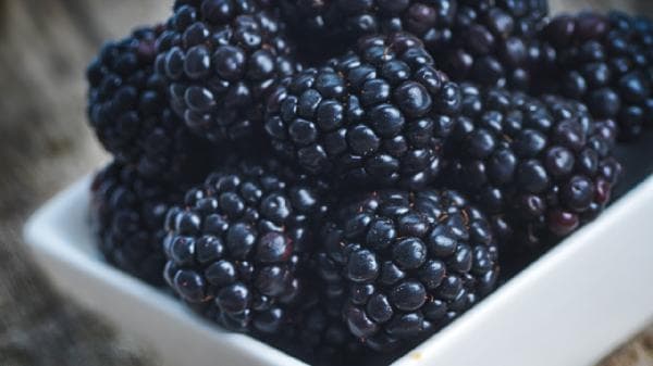 秋季当季水果大盘点：苹果、梨、葡萄和柿子的营养价值与食用指南