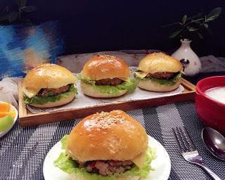 打造田园风味的美味汉堡（以新鲜有机食材制作的口感丰富的汉堡）