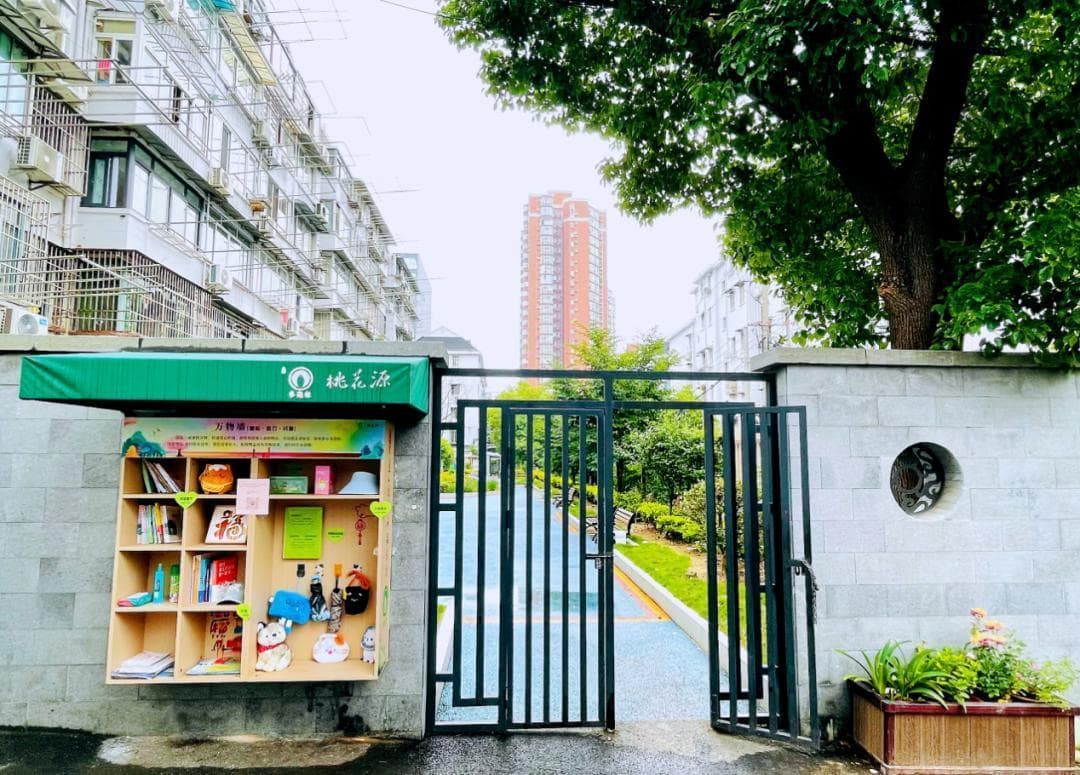 探索楼道堆物治理新模式！这面“万物墙”让旧物发光，让感情升温