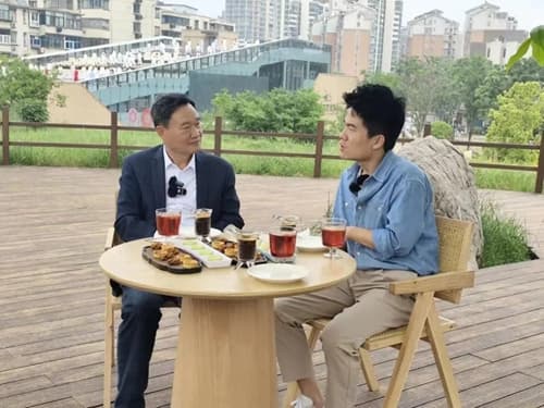 董宇辉游郑州商都遗址：越了解历史，越理解这个民族的荣光