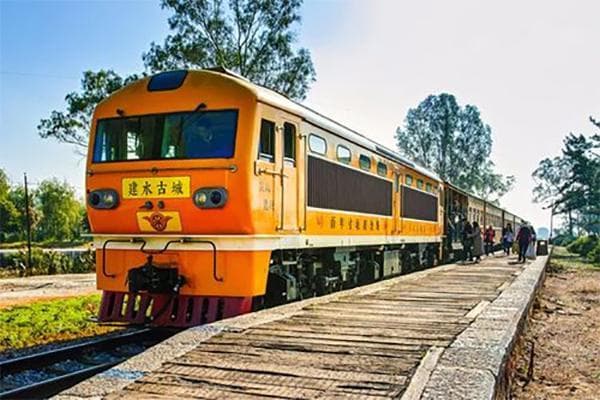 建水古城小火车：穿越百年的米轨之旅