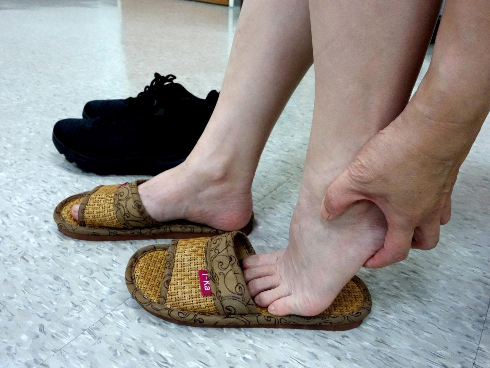 走春出游足底筋膜炎发作用？大林中医师教您缓解