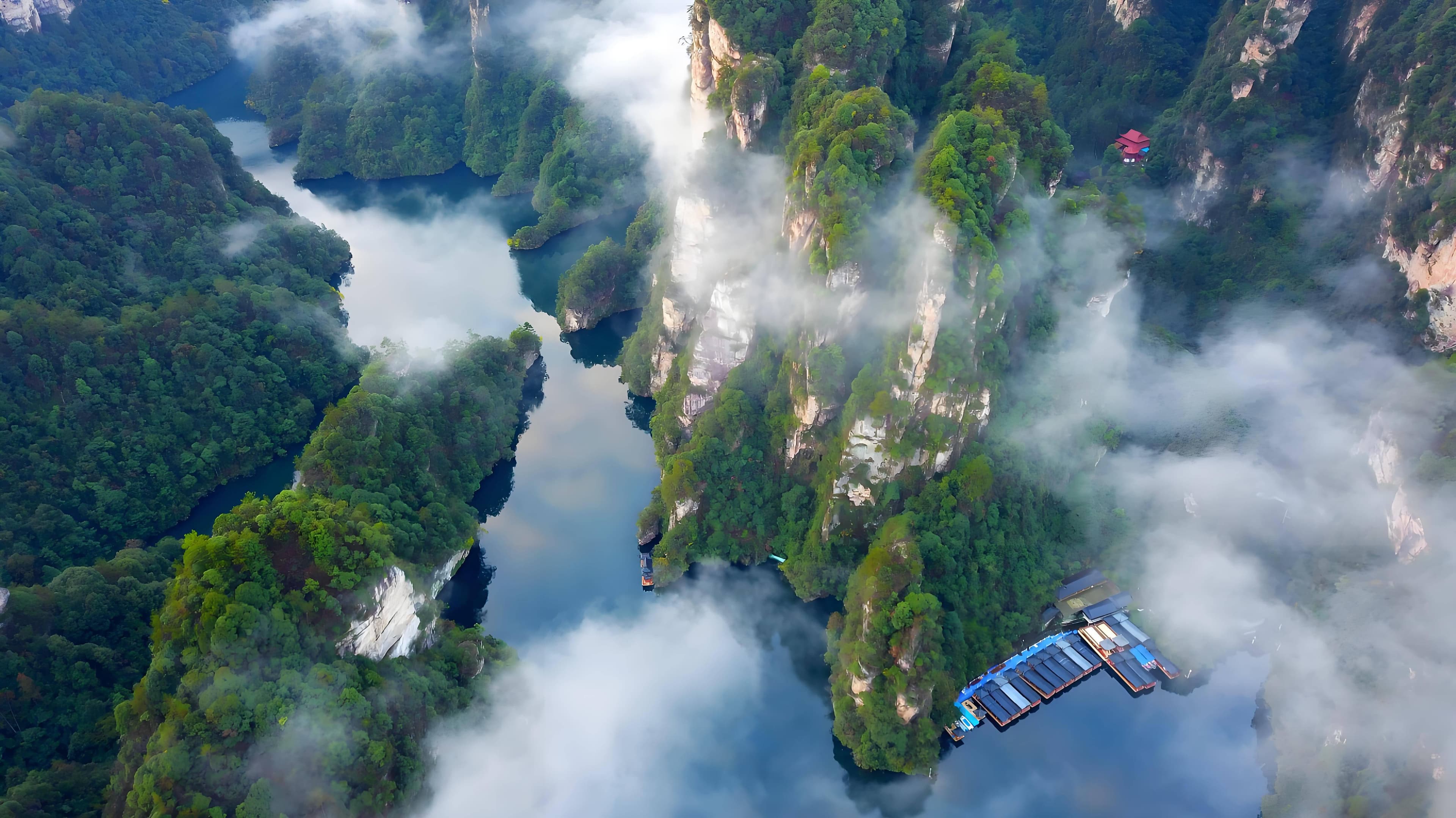 宝峰湖：乘船赏瀑，体验土家苗族文化