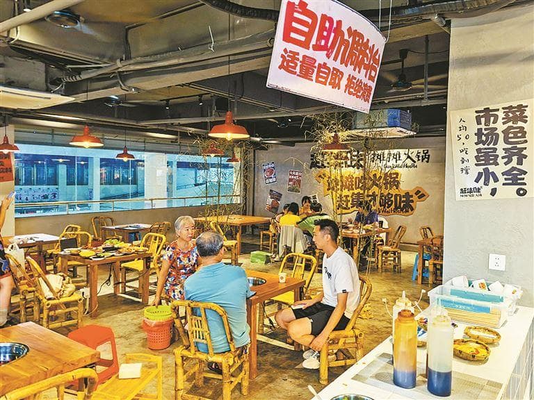 厦门不少餐饮店选址菜市场 吸引众多食客打卡
