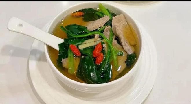 入春后，菠菜和“猪肝”是绝配，一周吃2次，很多人不懂有啥用？