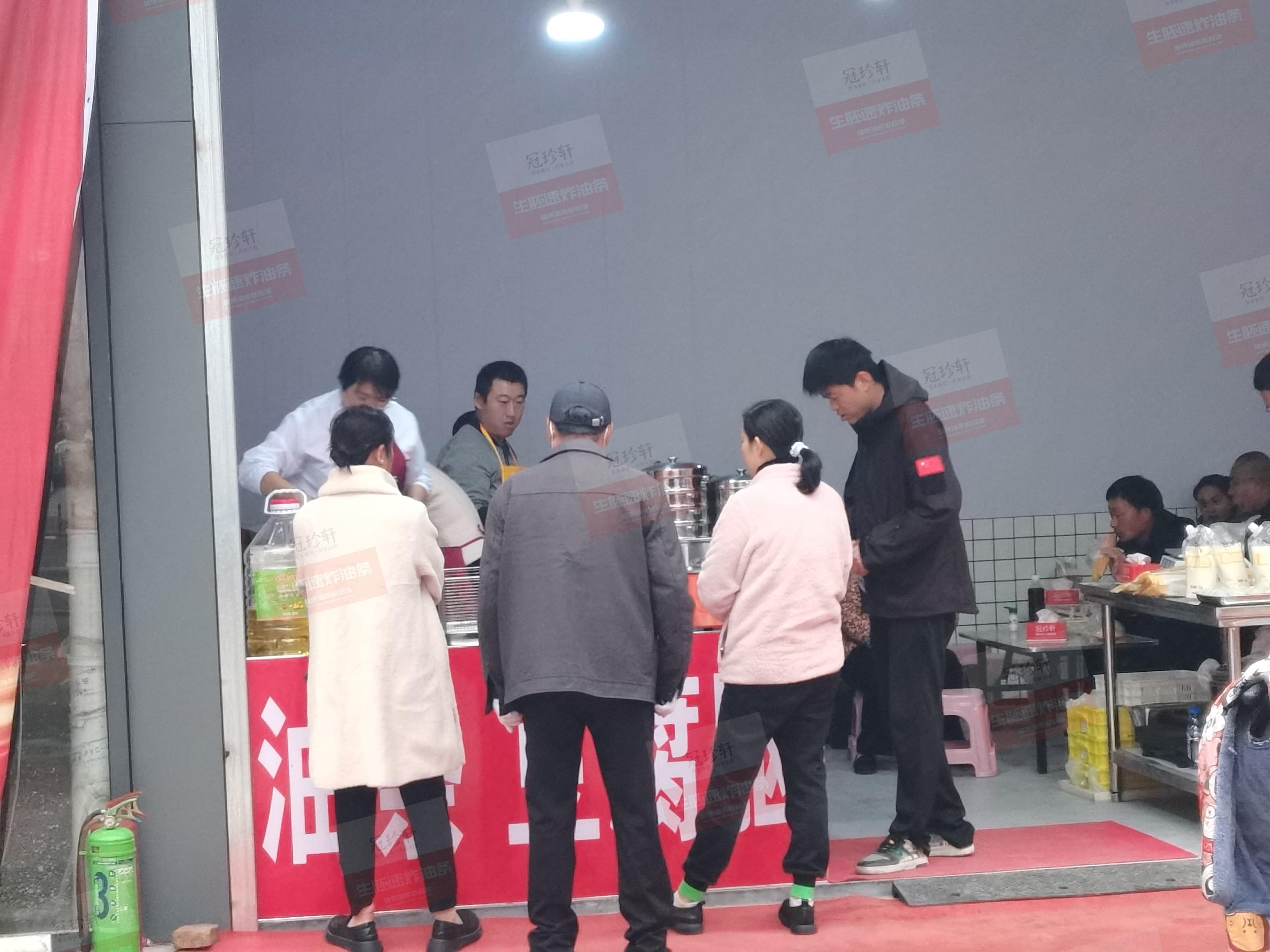 生胚油条的炸制中如何精准控制膨胀程度？